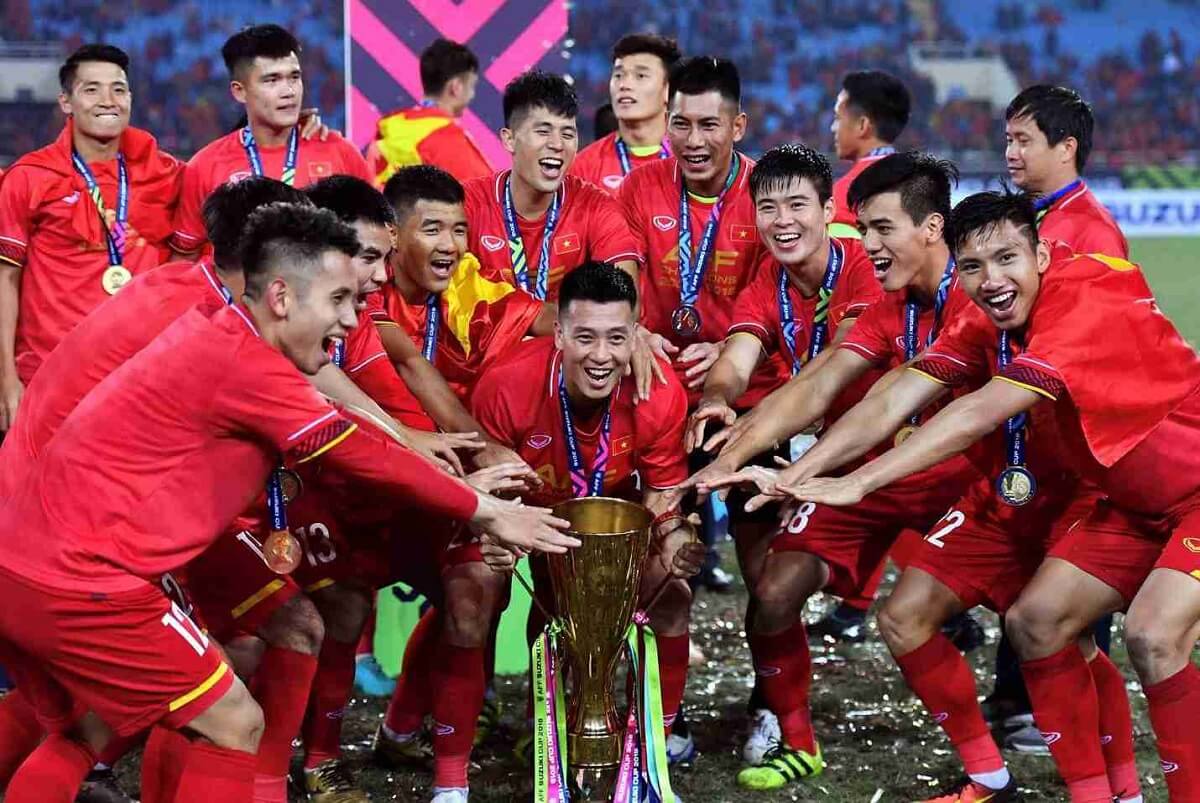 Lương cầu thủ bóng đá Việt Nam hiện nay là bao nhiêu?