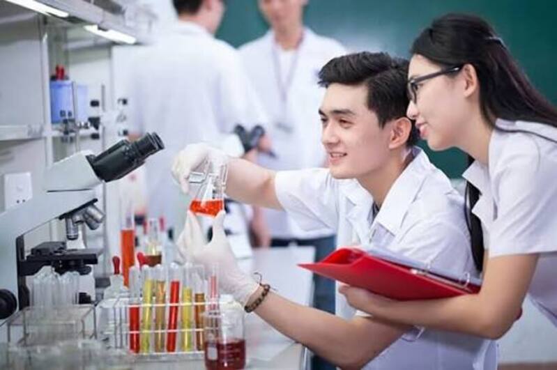 Một số ngành y dược, nông nghiệp và môi trường cũng xét tuyển bằng khối A hoặc tổ hợp mở rộng.